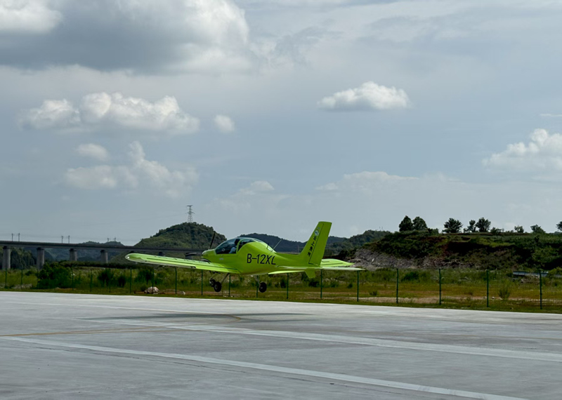 圖為阿若拉SA60L固定翼飛機在飛訓營地起飛。