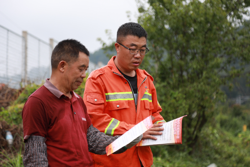 王涛正在给群众宣传森林防火知识。