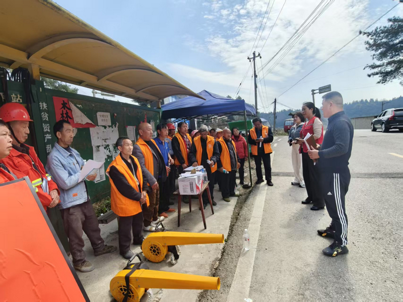 李书国和护林员一起值守森林防火卡点。