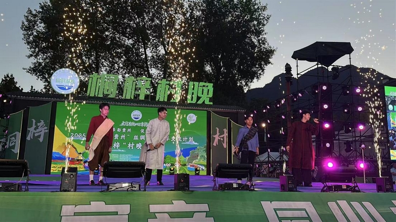 广西民族大学留学生表演。.jpg