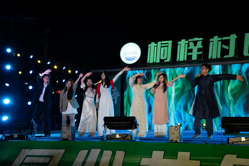 越南河内国家大学的师生表演。.jpg