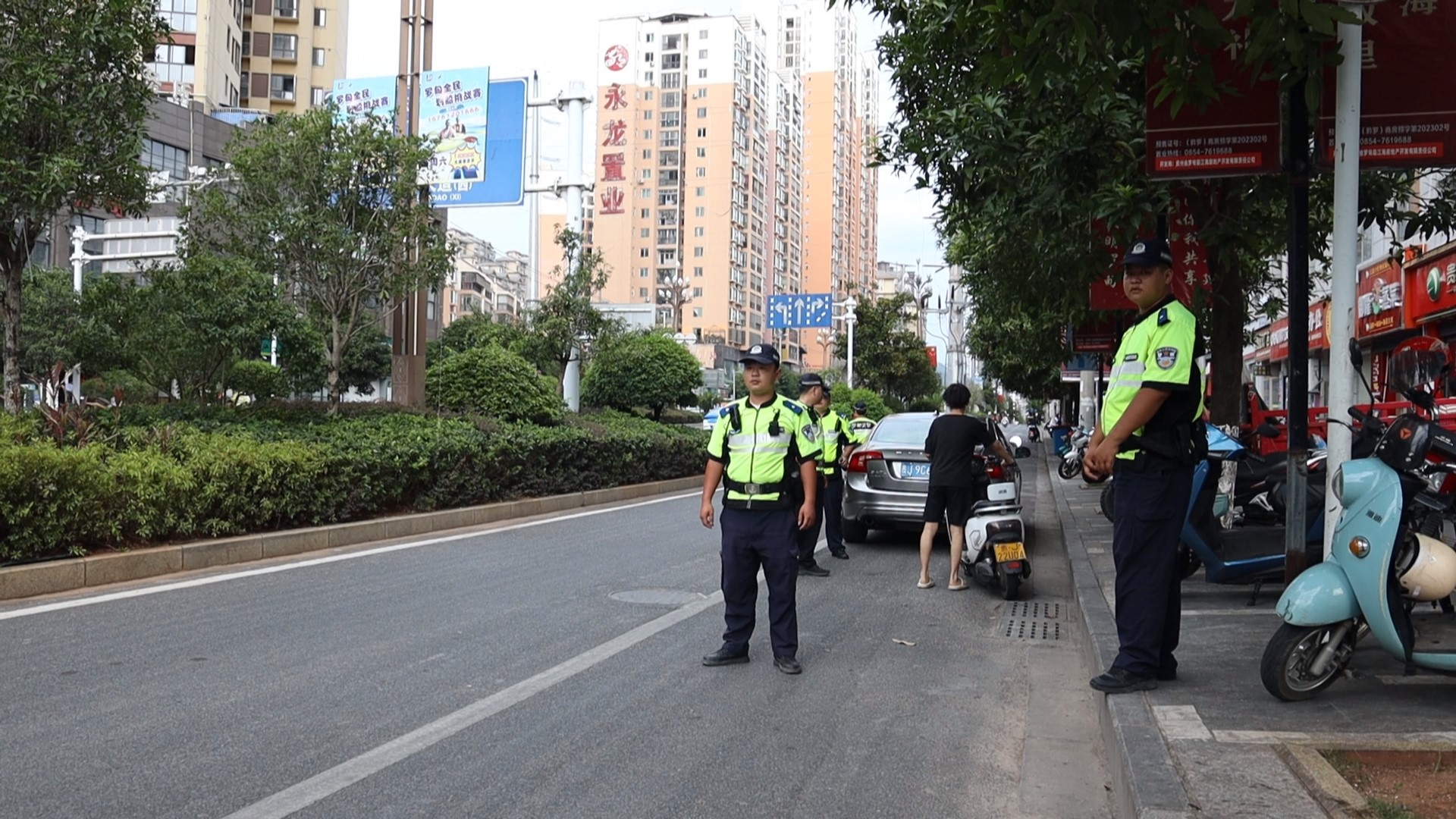 交警队员劝导违规驾驶人员并宣传交通安全知识。