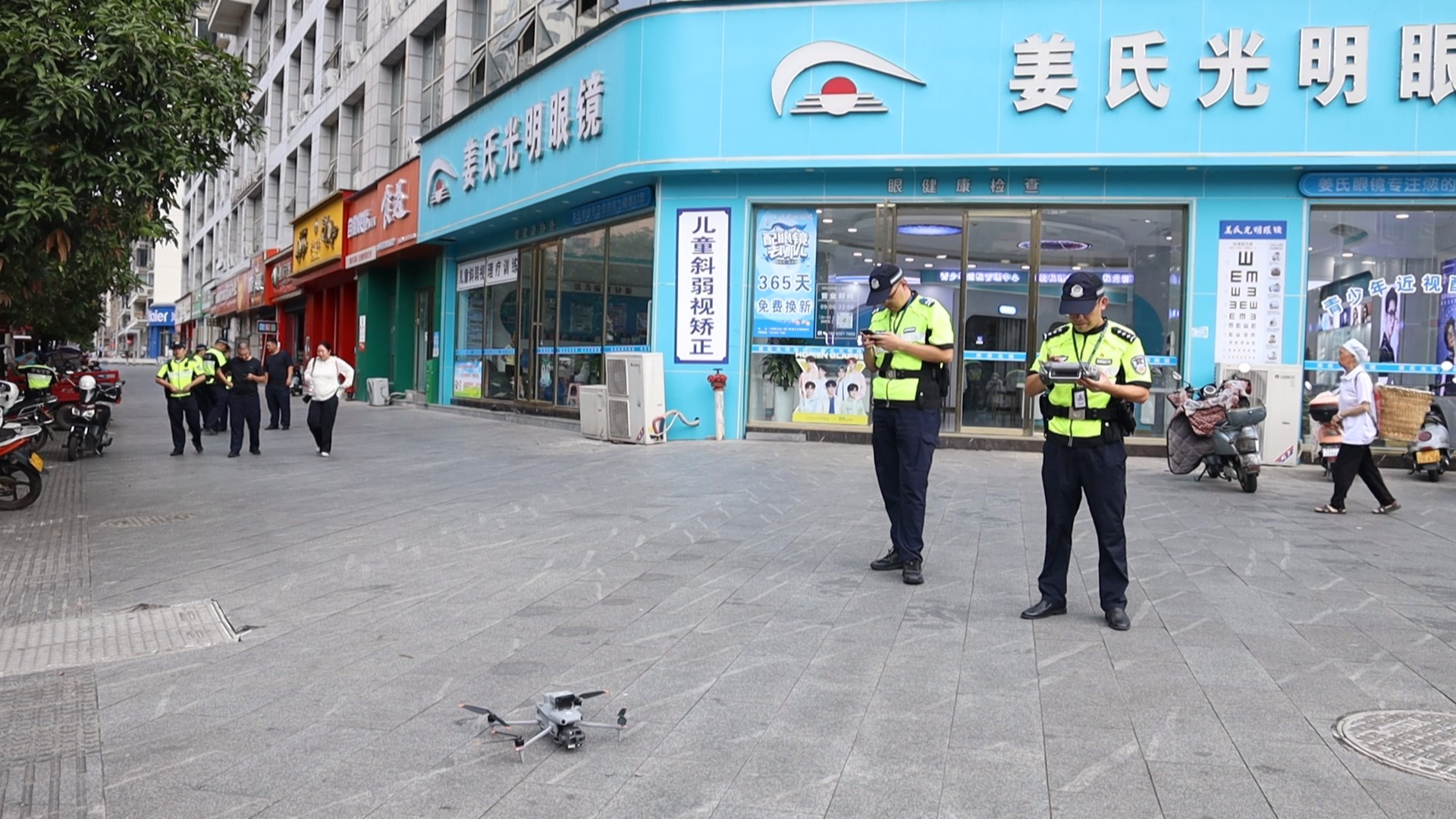 交警正在启动无人机。