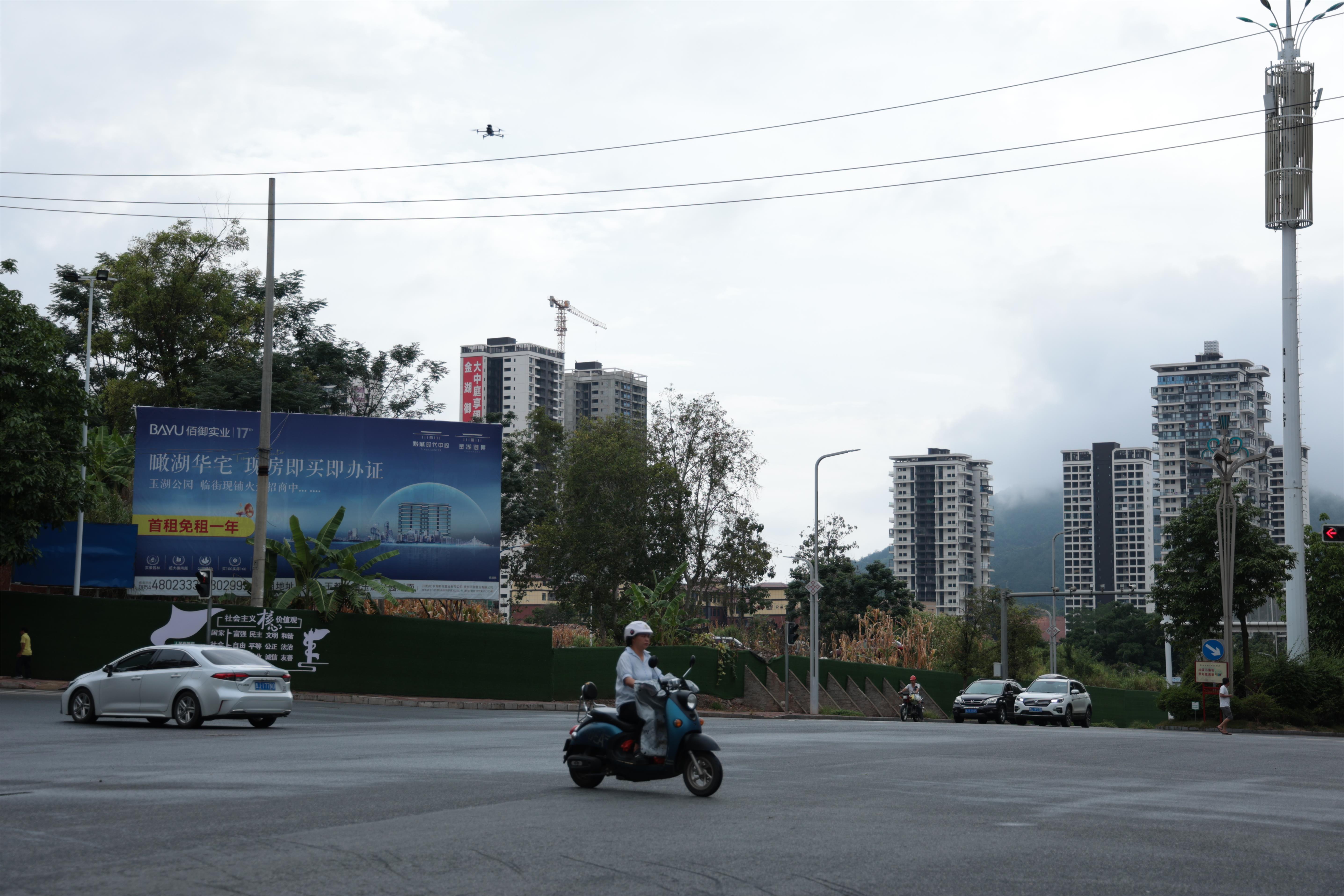 无人机“巡航+喊话”现场。