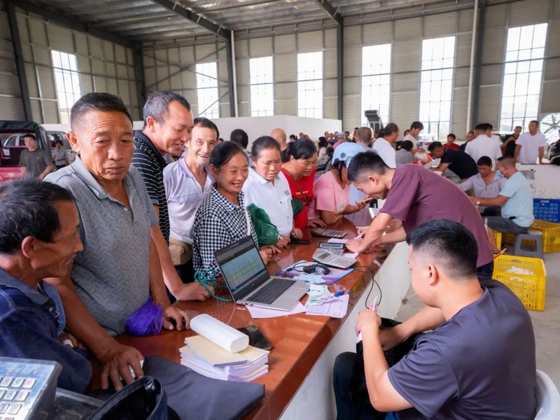 等待付款的蚕农（董峰应 摄）.jpg