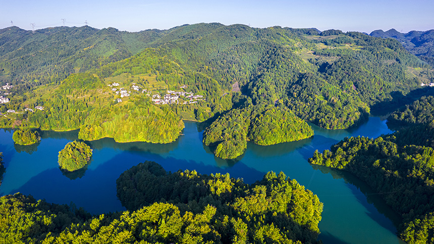 2025年8月14日航拍的贵州省毕节市百里杜鹃管理区境内的百里杜鹃湖。