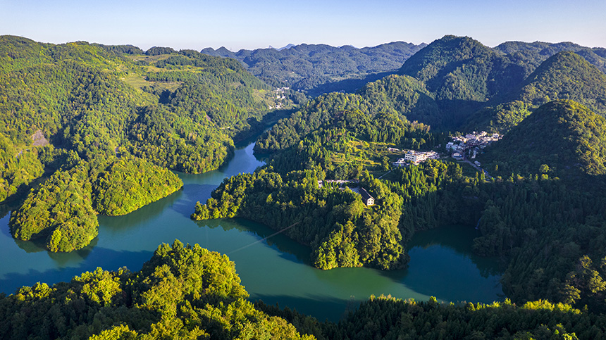 2025年8月14日航拍的贵州省毕节市百里杜鹃管理区境内的百里杜鹃湖。 