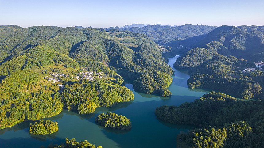 2025年8月14日航拍的贵州省毕节市百里杜鹃管理区境内的百里杜鹃湖。