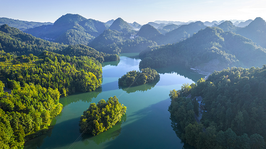 2025年8月14日航拍的贵州省毕节市百里杜鹃管理区境内的百里杜鹃湖。