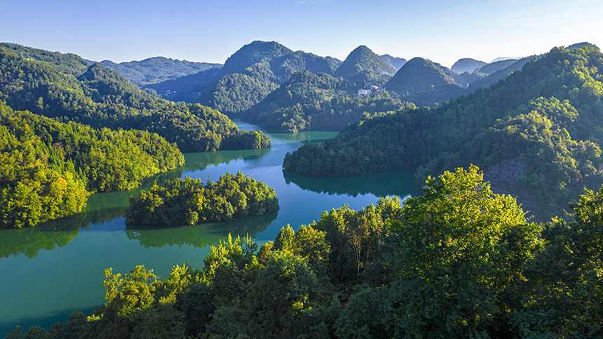 2025年8月14日航拍的贵州省毕节市百里杜鹃管理区境内的百里杜鹃湖。 