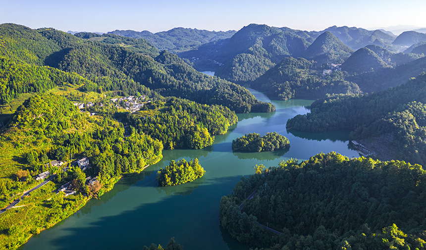 2025年8月14日航拍的贵州省毕节市百里杜鹃管理区境内的百里杜鹃湖。