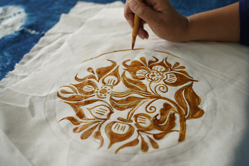 用楓香油脂作畫。