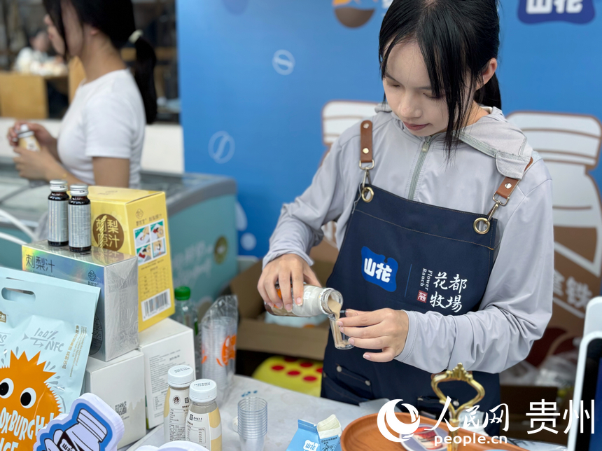 现场为游客准备了品尝环节。人民网记者 高华摄