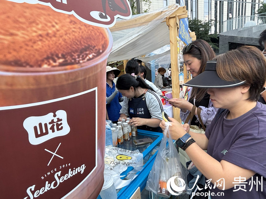 展台前站满了前来购买新品的市民。人民网记者 高华摄