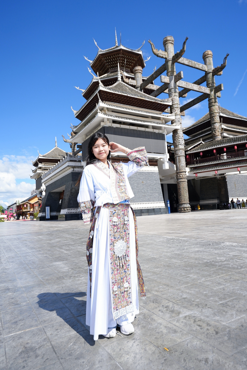 泰国学员换上民族服饰拍照打卡。贵州科技馆供图