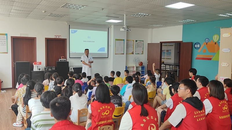 图为7月18日乌当区高新路街道大桥社区举办”夏日防溺水 安全伴我行”青少年防溺水安全教育宣传讲座。