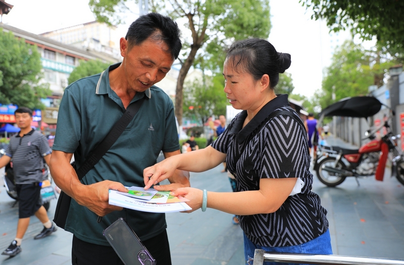 参观人员在革东镇大皆道村进行实地参观。岑光柱 摄
