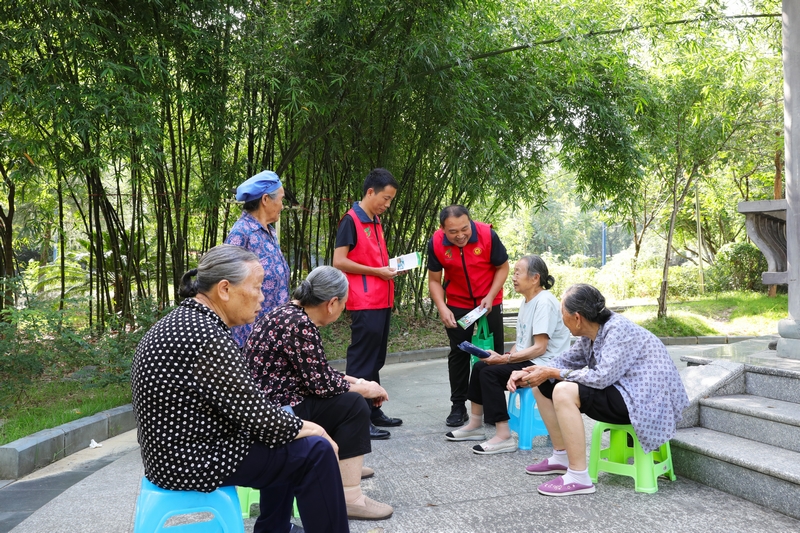 环保宣传志愿者在向社区居民宣传环保知识。岑光柱  摄.JPG