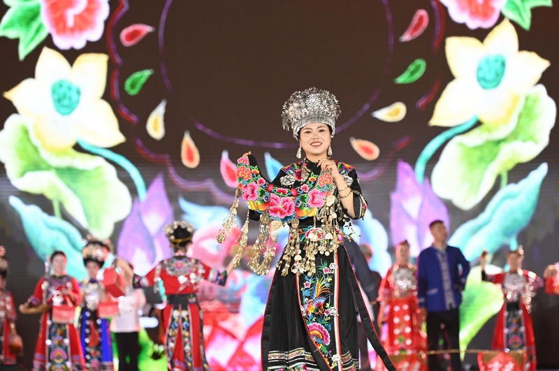 在“鬆桃村晚”舞台上，鬆桃苗族自治縣盤石鎮的人們在展示銀飾產品。謝慧芳攝.JPG