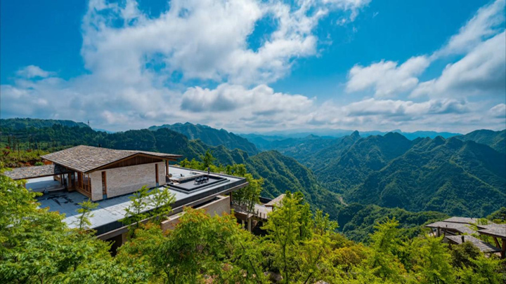 在萬山區朱砂古鎮景區內的放下雲居民宿。