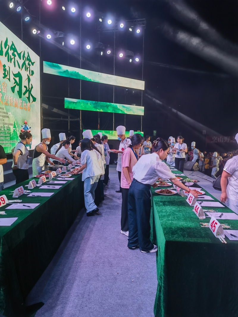 比赛现场，评委们仔细品鉴参赛菜品。税会静 摄.jpg