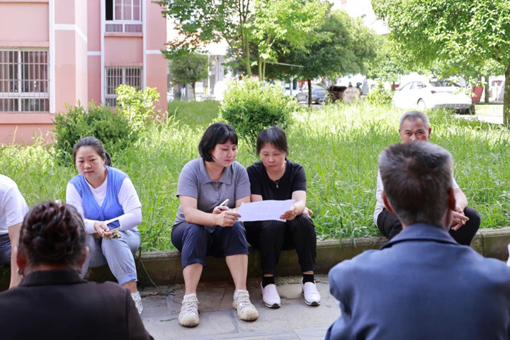 社區居民閱讀移風易俗宣傳單。唐國棟攝