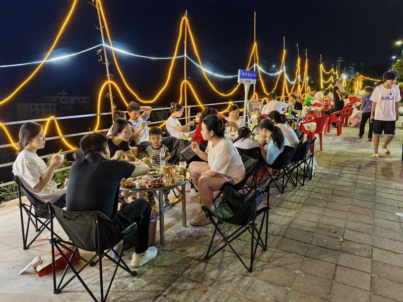 市民愜意地享受美食.jpg