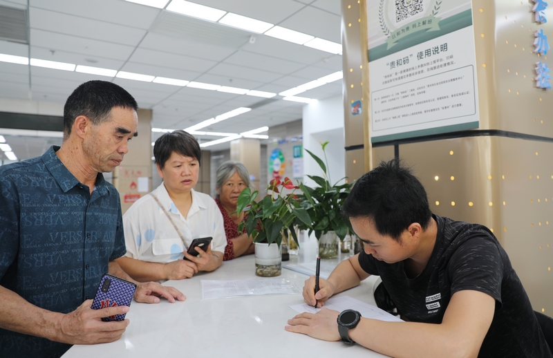 群眾正在進行訴求登記。郭露 攝