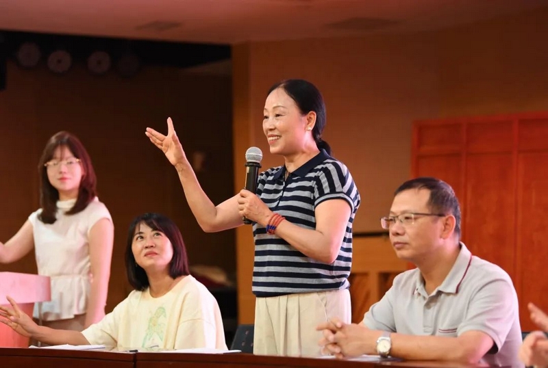 木偶培訓老師正進行基礎動作教學。
