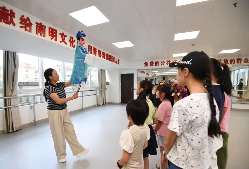 小朋友們正在木偶培訓老師的指導下學習基礎動作。