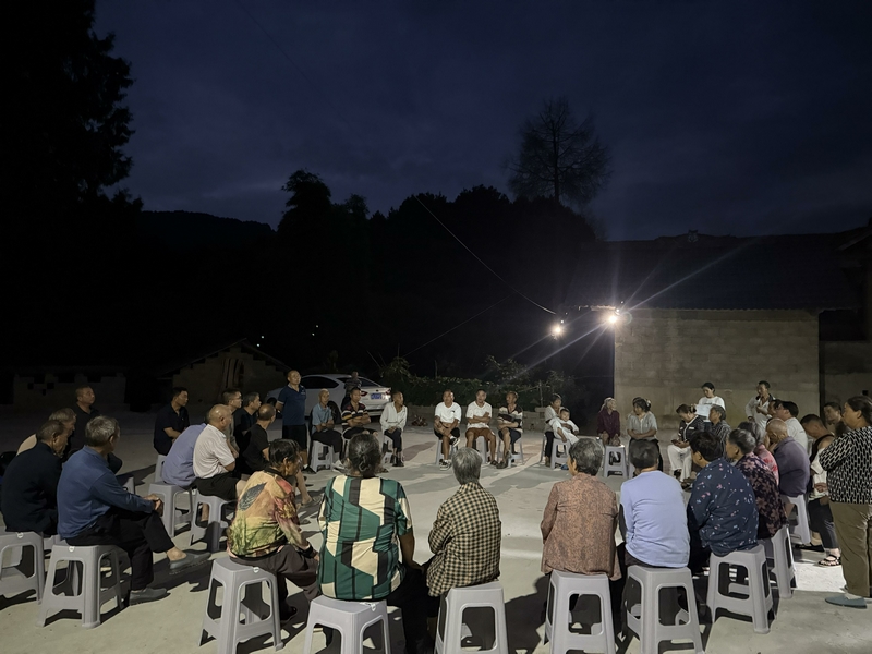 典寨两改两清两治理坝坝会。