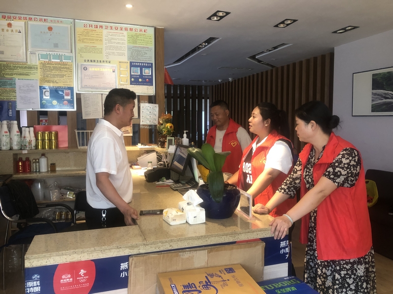 图为：志愿者团队和饭店负责人沟通交流.jpg