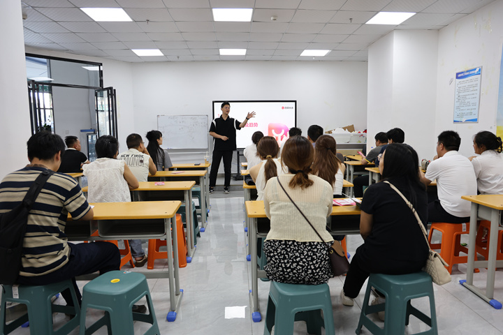 七星关区零工市场开展电商培训。