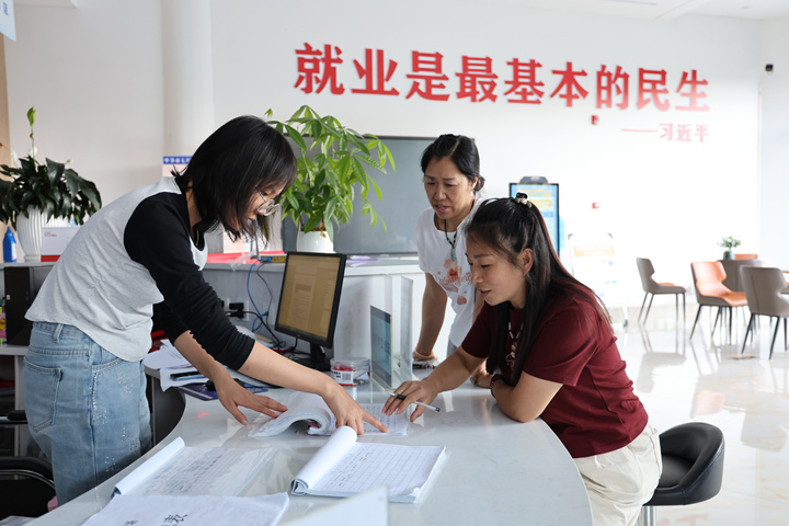 市民在七星关区零工市场咨询就业岗位信息。