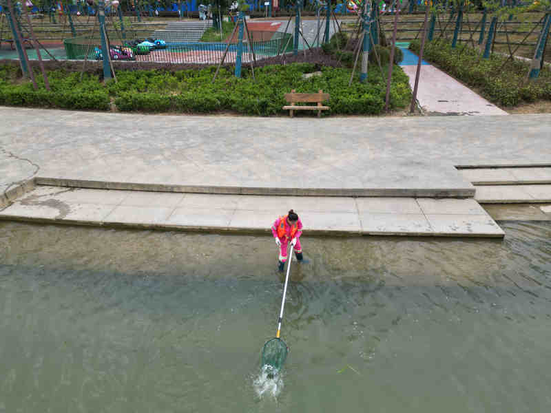 打捞河道垃圾。