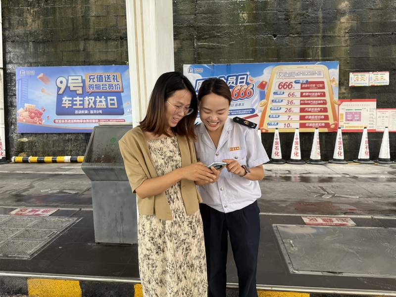 红花岗区税务局工作人员辅导纳税人开票（供图：国家税务总局红花岗区税务局 母丽娜） (2).jpg