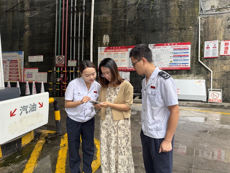 红花岗区税务局工作人员辅导纳税人开票（供图：国家税务总局红花岗区税务局 母丽娜）.jpg