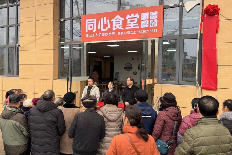 该行工作人员为老年客群讲解反诈知识.jpg