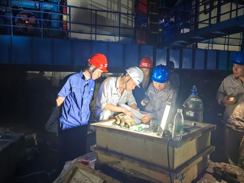 工程师正在进行平衡链施工图纸审查和技术交流.jpg