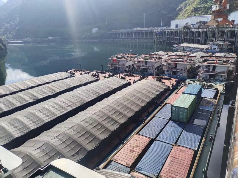 在沙湾码头装载货物准备下行的货船.jpg