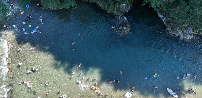 游客在鬆桃苗族自治縣烏羅鎮桃花源景區游玩。