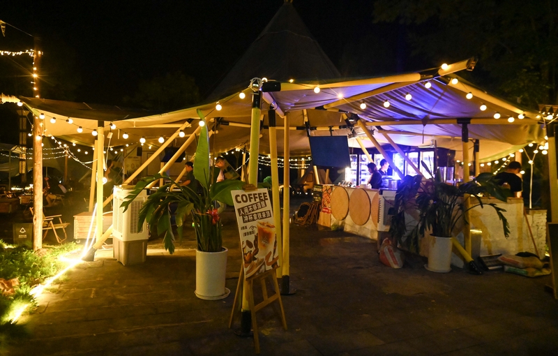 在烏羅鎮桃花源景區露營基地，游客在游玩。