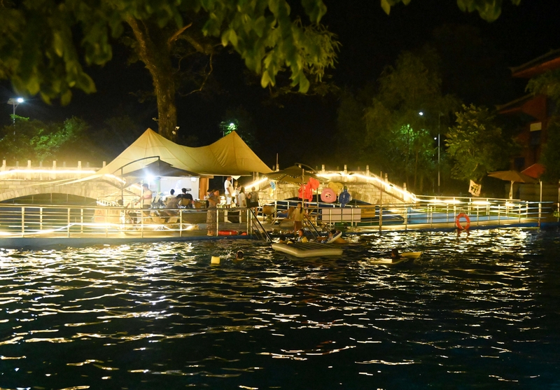 烏羅鎮桃花源景區改造的泳池已投入使用，游客在“夜泳”。