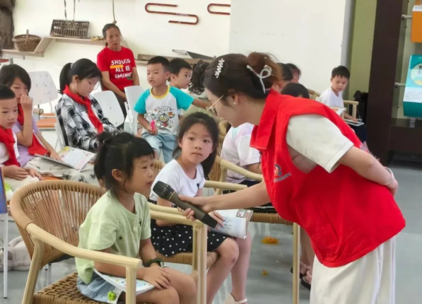 羅光浪老師在黔南州都勻市金恆星社區。