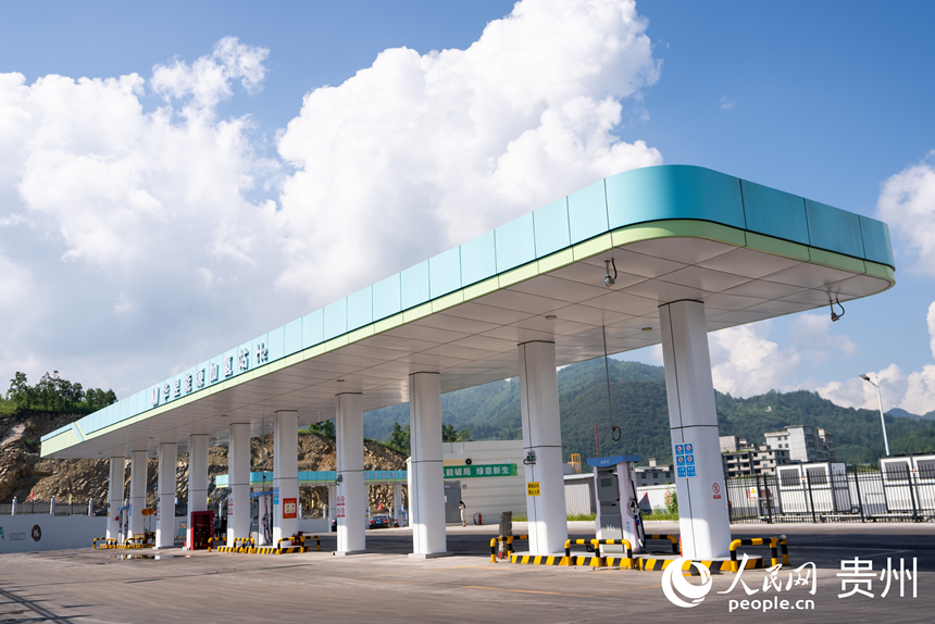 贵州美锦华宇“煤—焦—氢”综合利用示范项目附近的加氢站。人民网记者 涂敏摄