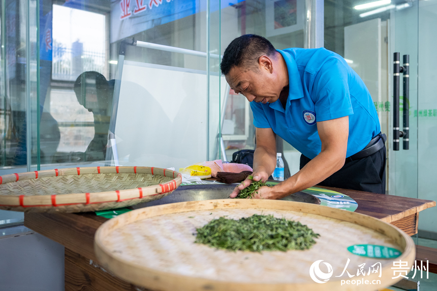 手工绿茶加工比赛现场。人民网记者 涂敏摄