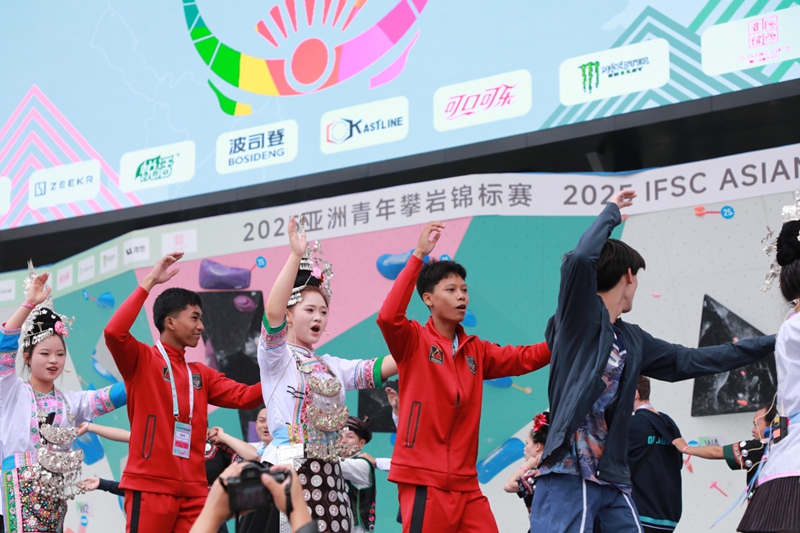 演员与来自亚洲各国的朋友们携手共舞。