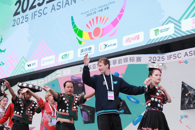 演员与来自亚洲各国的朋友们携手共舞。