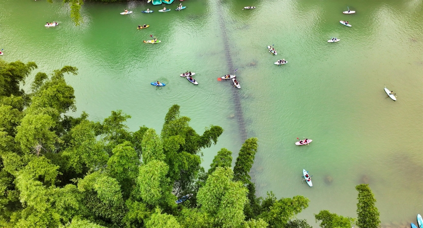 2025年8月19日，游客在贵州省黔南布依族苗族自治州罗甸县沫阳镇大小井景区玩桨板。张良静摄