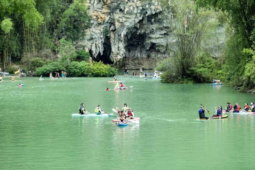 2025年8月19日，游客在贵州省黔南布依族苗族自治州罗甸县沫阳镇大小井景区游玩。史传鸿摄